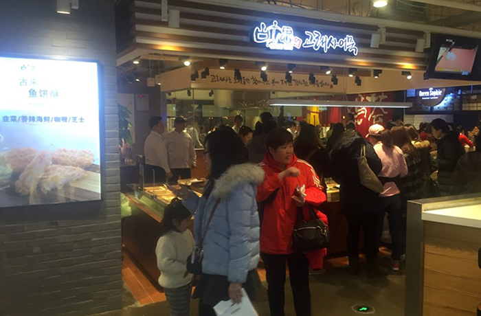 La succursale de Goraesa Eomuk à Shanghai attire de nombreux clients souhaitant goûter et acheter de délicieux produits à base de galettes de poisson.