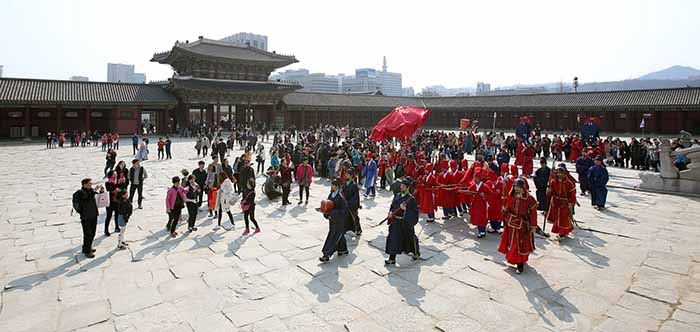 Gyeongbokgung_Palace_Spring_Week.jpg
