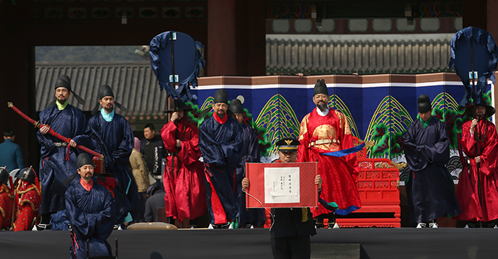 L’officier Ryu Sigyeong, du poste de police de Jongno à Séoul, brandit son certificat de nomination. Il a été désigné garde royal en chef honoraire lors d'une cérémonie qui s’est déroulée au palais Gyeongbokgung.