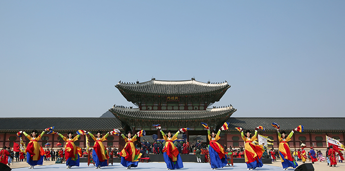 Des danseuses ont réalisé une chorégraphie traditionnelle face de la porte Heungyemun lors de la cérémonie de nomination du garde royal en chef.