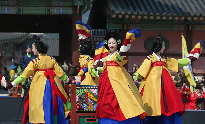 Des artistes de la Korea House ont présenté une danse traditionnelle du tambour, ou mugomu, lors de la cérémonie au palais Gyeongbokgung.