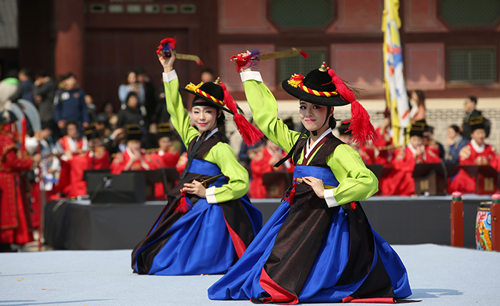 Les danseuses de la Korea House durant la danse traditionnelle du tambour, ou mugomu, lors de la cérémonie au palais Gyeongbokgung.