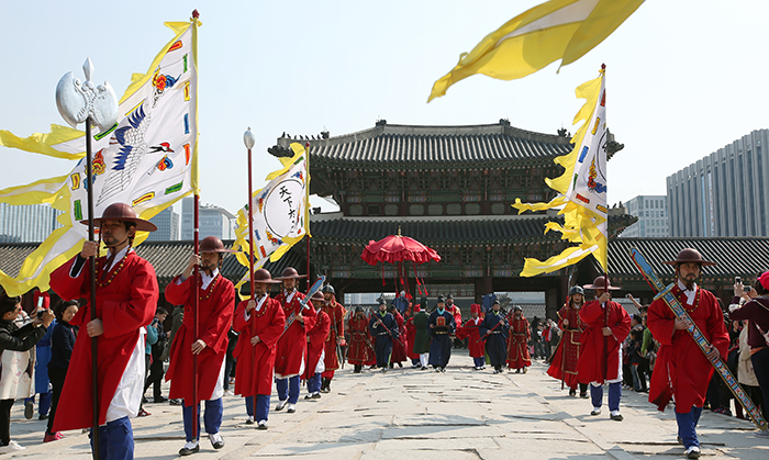TAprès la cérémonie de nomination du garde royal en chef, le personnage du roi s’est dirigé vers le pavillon Gangnyeongjeon du palais.