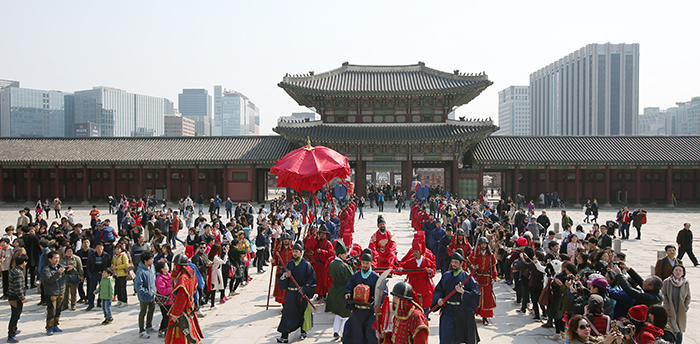 Le 27 mars, au palais Gyeongbokgung, les touristes ont pu voir le personnage incarnant le roi Yejong passer puis s’installer face au pavillon Geunjeongjeon pour la cérémonie de nomination pour du garde royal en chef.