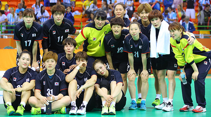 L’équipe féminine sud-coréenne de handball a posé pour une photo avec sa gardienne de but Oh Young-ran et son ailier droit Woo Sun-hee, pour lesquelles le match à Rio du 14 août était le dernier en sélection nationale.