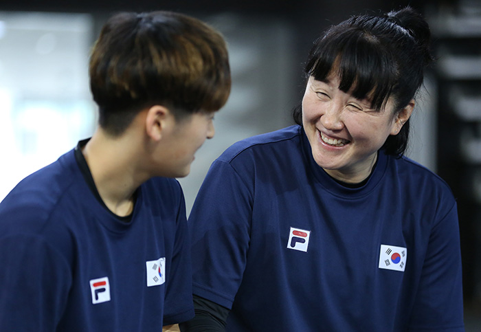 La doyenne de l’équipe, Oh Young-ran (à droite) souriant avec Yu Sojeong, la benjamine, le 23 juin 2016. Oh a pris soin de tous les jeunes membres de l’équipe, agissant comme une grande sœur, une aînée sévère ou une mère poule.


