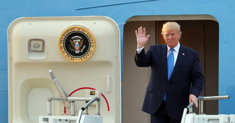 Le président américain Donald Trump salue de la main le samedi 29 juin 2019 après son arrivée sur la base aérienne américaine d'Osan, dans la province du Gyeonggi. ⓒ Jeon Han / Korea.net