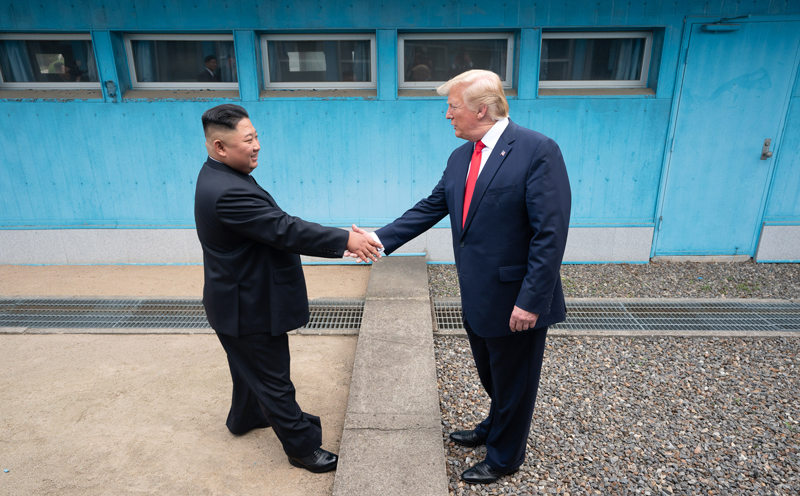 Le dirigeant nord-coréen Kim Jong Un et le président américain Donald Trump échangent une poignée de main sur la Ligne de démarcation militaire à Panmunjeom, le dimanche 30 juin 2019. ⓒ Maison Blanche