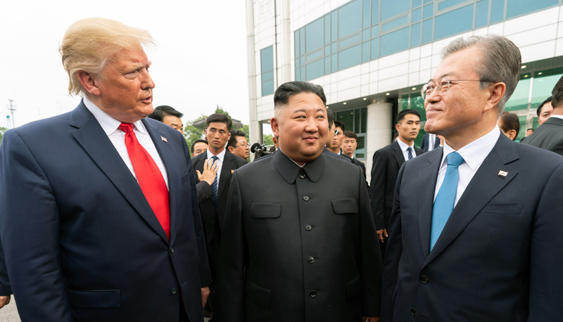 Le président Moon Jae-in, le dirigeant nord-coréen Kim Jong Un et le président américain Donald le dimanche 30 juin 2019 devant la Maison de la liberté, bâtiment sud-coréen à Panmunjeom le 30 juin 2019. ⓒ Maison Blanche