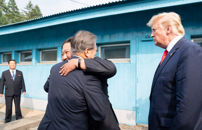 Le dirigeant nord-coréen Kim Jong Un dit au revoir au président sud-coréen Moon Jae-in le dimanche 30 juin 2019 à la Ligne de démarcation militaire (MDL) au village de la trêve de Panmunjeom après s'être entretenu avec le président américain Donald Trump à la Maison de la liberté, bâtiment sud-coréen. ⓒ Maison Blanche