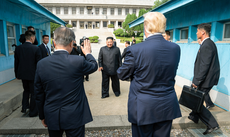 Le président sud-coréen Moon Jae-in et le président américain Donald Trump disent au revoir au dirigeant nord-coréen Kim Jong Un au village de la trêve de Panmunjeom le 30 juin 2019. ⓒ Maison Blanche