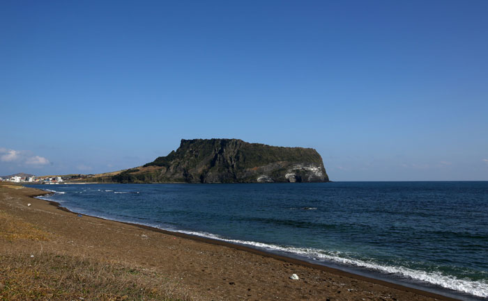 제주도 동북쪽에 있는 성산일출봉. 해저화산의 수중폭발로 생겨난 오름이다.