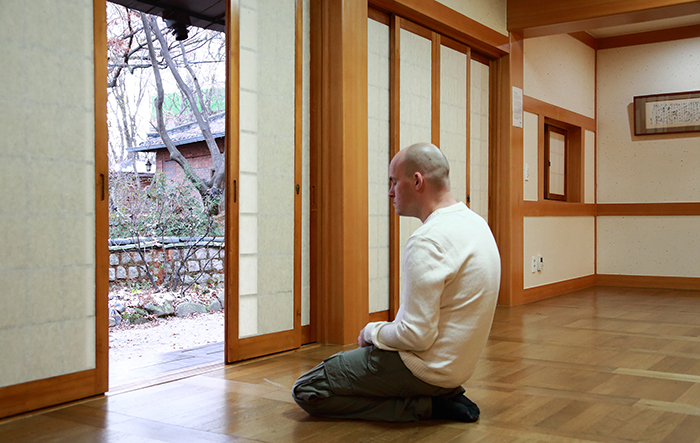 Three years ago, he left his home, putting aside his fame and busy life in Europe, and headed to Korea. Since then, he has been practicing a life of contemplation and self-discipline during his time in Seoul.