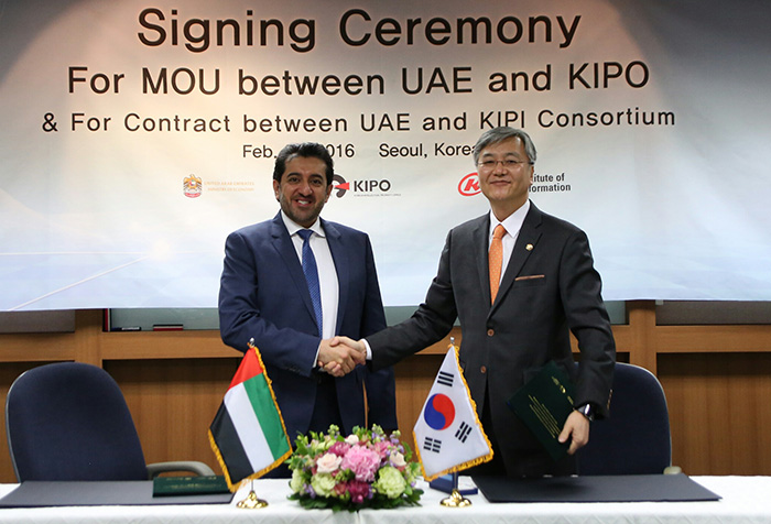 KIPO Commissioner Choi Donggyou and Ahmed Al Shehhi, undersecretary for the economy at the Ministry for Economic Affairs, pose for photo after signing an MOU covering cooperation and the export of Korea’s intellectual property management system to the UAE.