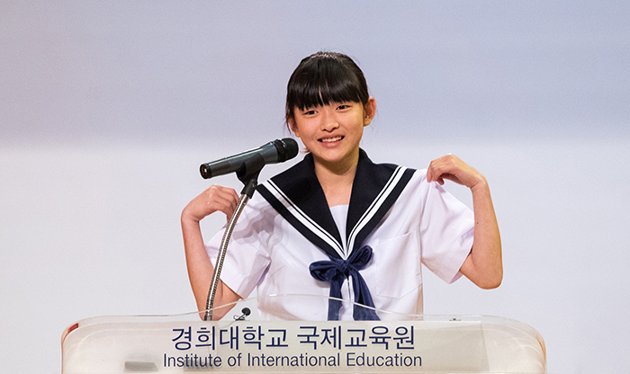 Kurata Yotsuha, collégienne japonaise prononce un discours en coréen lors de la 22ème édition du concours de discours en coréen à l’université de Kyung Hee à Séoul le 14 mai 2019.