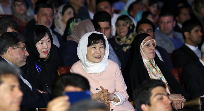 President Park Geun-hye (center) enjoys a performance during the Korea-Iran One Heart Festival.