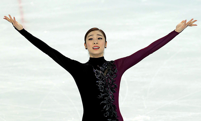 김연아가 지난 20일 자신의 현역 마지막 무대인 ‘2014 소치 동계올림픽’ 여자 피겨 프리 스케이팅 무대를 마치고 관중들에게 인사를 하고 있다. (사진제공: 대한체육회) 