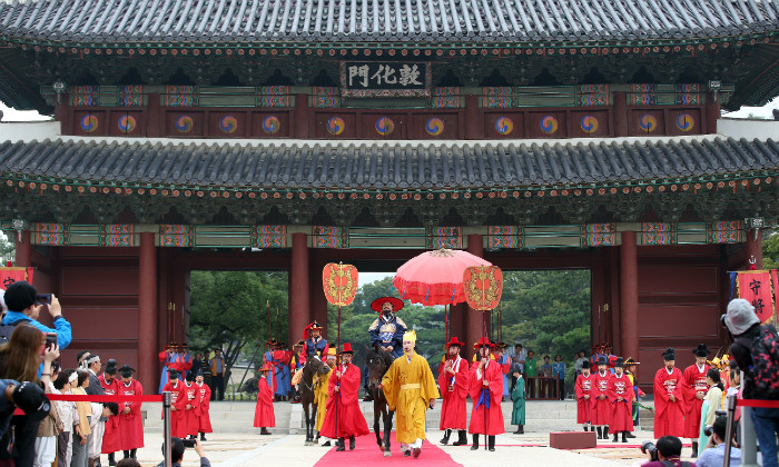 ‘2017 정조대왕 능행차’가 23일 서울 창덕궁 돈화문 시작된 가운데 ‘출궁의식’ 재현을 마치고 행차가 시작되고 있다.