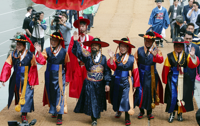 박원순 서울시장(오른쪽에서 세번째)이 ‘2017 정조대왕 능행차’에 참석해 정조대왕과 함께 한강공원 이촌지구에서 노들섬까지 설치된 배다리를 건너고 있다.