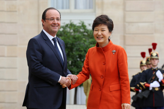 President Park Geun-hye is to pay an official Korean government state visit to France from June 1 to 4. It will be the first such visit to France in the past 16 years. The above photo shows a meeting between her and French President François Hollande in November 2013.