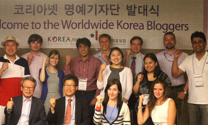 20일 열린 ‘2014 코리아넷 명예기자단 발대식’에서 파이팅을 외치고 있는 명예기자단. (사진: 위택환)