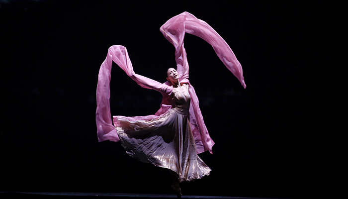La ballerine Kim Joowon a jailli dans un éclat de magenta pendant 