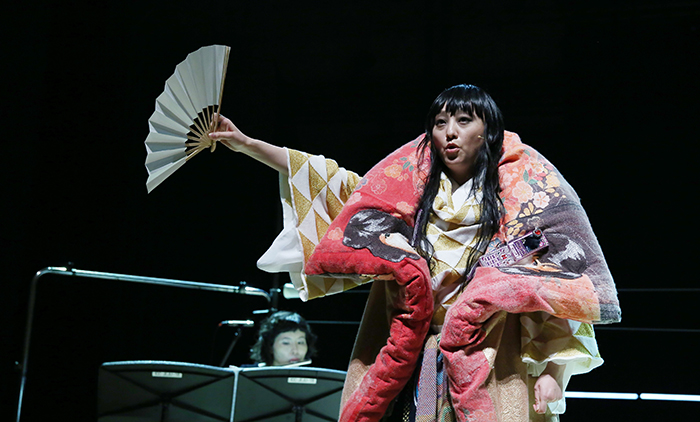 Les éventails sont utilisés comme accessoires dans la danse coréenne hintaepyeongmu (신 태평무) des savants traditionnels confucéens, ou seonbi, réalisée comme une prière pour la paix (photo du haut), mais également pour le théâtre japonais classique Noh (能), ce qui souligne les similitudes entre les deux formes d'art.