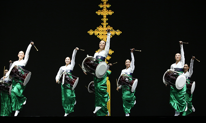 Les numéros énergiques du Chinese Oriental Performing Arts Group (photo du haut) et de la Compagnie Nationale de Danse de Corée ont ravi les spectateurs du Festival culturel Corée-Chine-Japon 2016.

