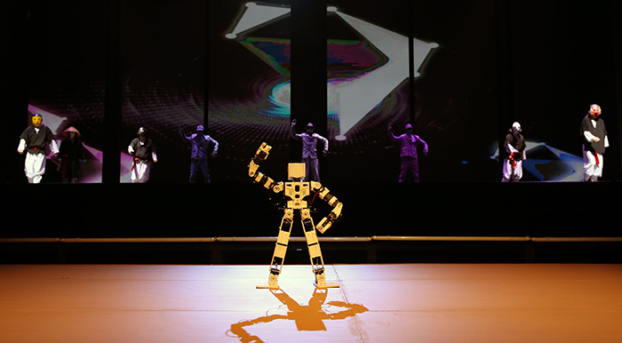 La troupe de danse B-boy Animation Crew a proposé un numéro combinant des éléments anciens et modernes, avec une représentation spéciale par un robot dansant.

