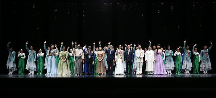 Avant que le rideau ne tombe sur le Festival culturel Corée-Chine-Japon, le 27 août 2016, le ministre de la Culture, du Sport et du Tourisme, Kim Jongdeok, le vice-ministre chinois de la Culture, Ding Wei, et le commissaire japonais aux Affaires culturelles, Miyata Ryohei, ont rejoint la scène pour féliciter les artistes et saluer le public.