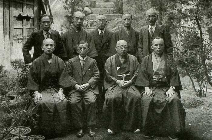 1922년 설립된 한국 최초의 미술품 경매회사 ‘경성미술구락부’ 건물(사진 위)과 운영진들. 