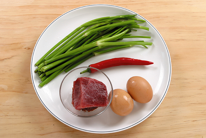 Watercress, beef, eggs and red peppers are the main ingredients when making watercress bundles with meat.