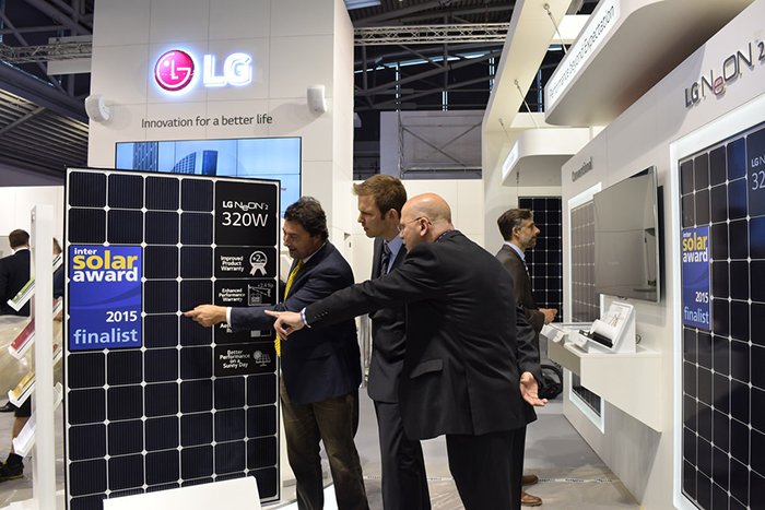 LG Electronics a dévoilé son nouveau module photovoltaïque, le NeON2, lors des prix Intersolar Award 2015 en Allemagne, l’an passé.