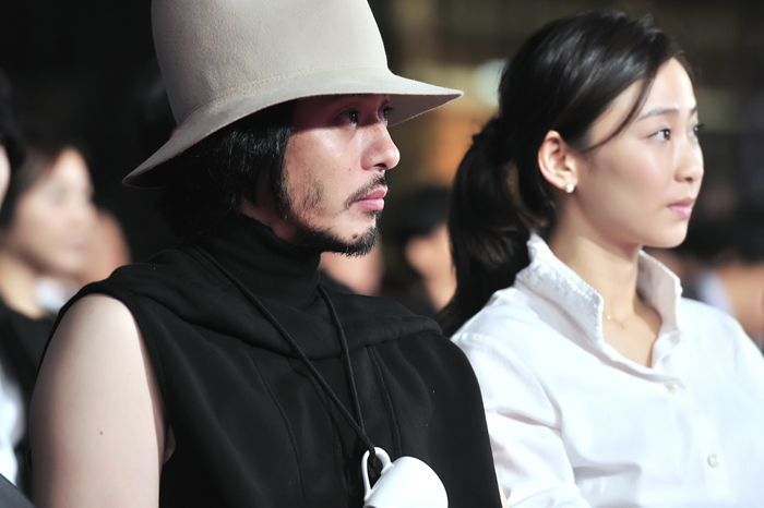 아시아스타상을 받은 일본의 오다기리 조(왼쪽). 