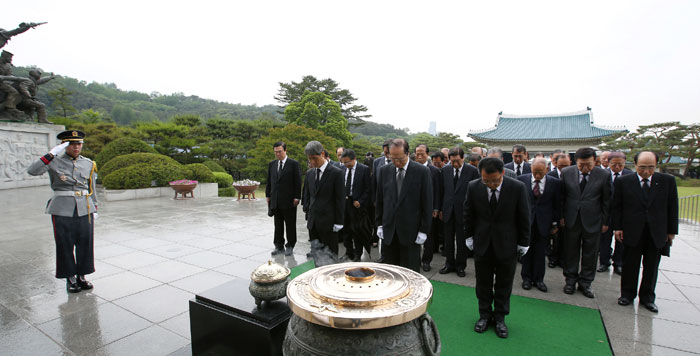 5일 현충탑에서 묵념하는 대한민국헌정회 일행