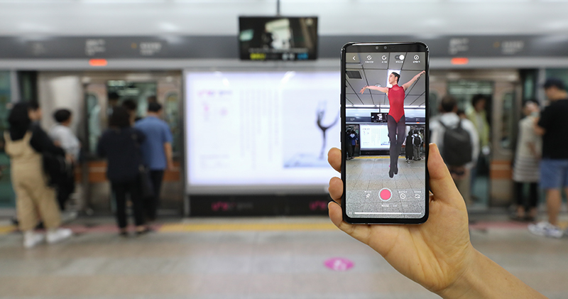 « Listen to the Dance » de Shin Je-hyeon est visible depuis un smartphone grâce à la 5G sur le quai de la station Gongdeok (ligne 6) en direction de Bonghwasan. © Kim Sunjoo / Korea.net