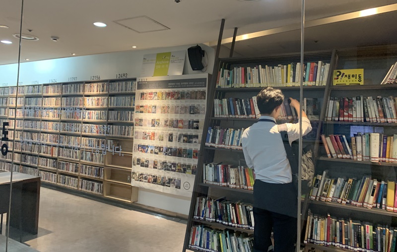 Un visiteur consulte les DVD dans le centre visuel de Chungmuro O-Zemidong, situé dans la station de métro Chungmuro (ligne 3 et 4). © Centre visuel de Chungmuro O-Zemidong