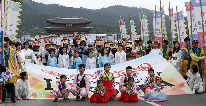 지난해 10월 3일 개천절을 경축하기 위해 마련된 광화문광장 퍼레이드 참석자들이 행사 후 한 자리에 모였다.