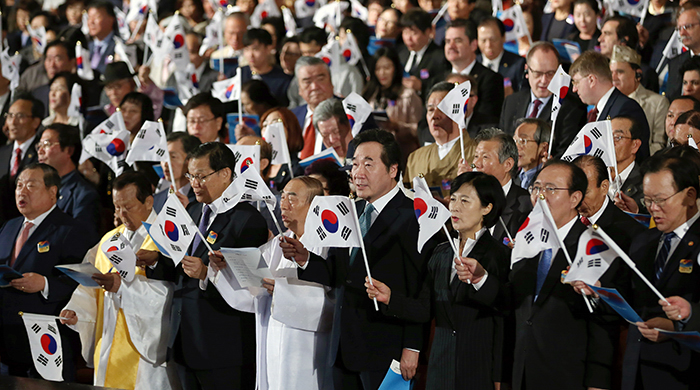 지난해 10월 3일 세종문화회관에서 열린 개천절 경축식에서 이낙연 국무총리를 비롯한 참석자들이 개천절 노래를 제창하고 있다.