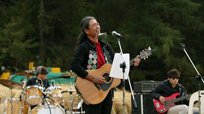 ‘농부 가수’ 김백근 씨가 1일 경기도 광명시 노온사동 가락골의 자신의 논에서 열린 ‘논두렁 음악회’에서 열창하고 있다. 