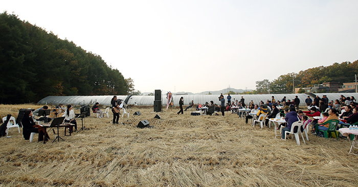 자신의 생활터전인 논두렁에서 가진 음악회는 일과 예술이 분리될 수 없는 하나임을 보여줬다. 