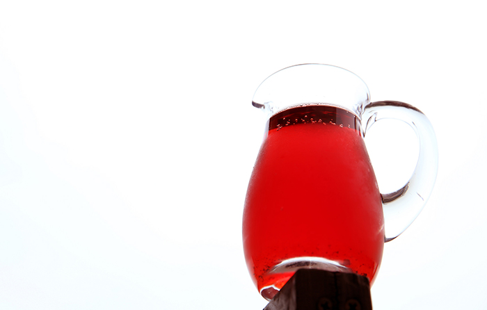 To make omija hwachae, you need to boil the seeds and then cool them for 12 hours overnight until the red juice comes out. Thanks to the beautiful color, this juice is used to add color to make rice cakes or other sweets, drinks and traditional liquors.