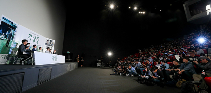 Le réalisateur Bong Joon-ho et les acteurs du film « Parasite » tiennent une conférence de presse le 28 mai au cinéma CGV Yongsan à Séoul.