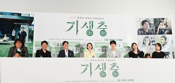 Le 28 mai, le réalisateur et les acteurs du film « Parasite » tiennent une séance de questions-réponses avec les médias après une projection en avant-première au théâtre CGV Yongsan de Séoul. A partir de la gauche, Bong Joon-ho, réalisateur, et Song Kang-ho, Lee Sun-kyun, Cho Yeo-jeong, Choi Woo-shik, Park So-dam et Jang Hye-jin.