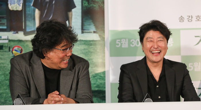 Le réalisateur Bong Joon-ho (à gauche) et l
