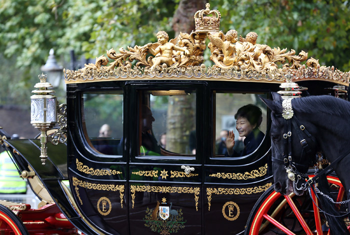 Le 5 novembre, la Présidente Park Geun-hye (à droite) a rejoint le Palais de Buckingham en carrosse aux côtés de la Reine Elisabeth et du Prince Philip (Photo: Jeon Han) 