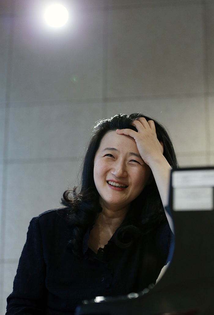 보고 싶지 않을 정도로 미울 때도 있었던 피아노지만 그래도 ‘영원한 내 분신’이라고 말하는 피아니스트 최희연 씨. (사진: 전한 기자)