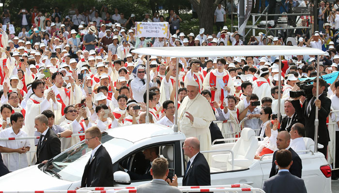 Pope_Gwanghwamun2_L28.jpg