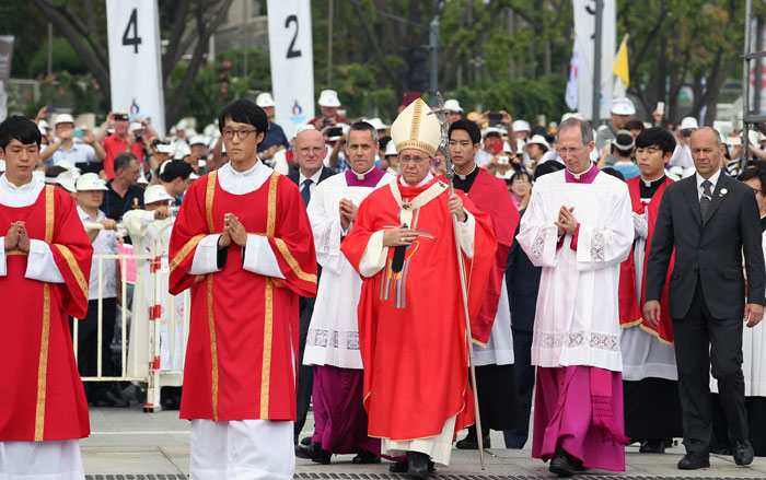 Pope_Gwanghwamun2_L32.jpg