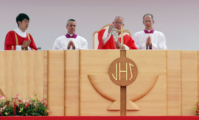 Pope_Gwanghwamun2_L35.jpg